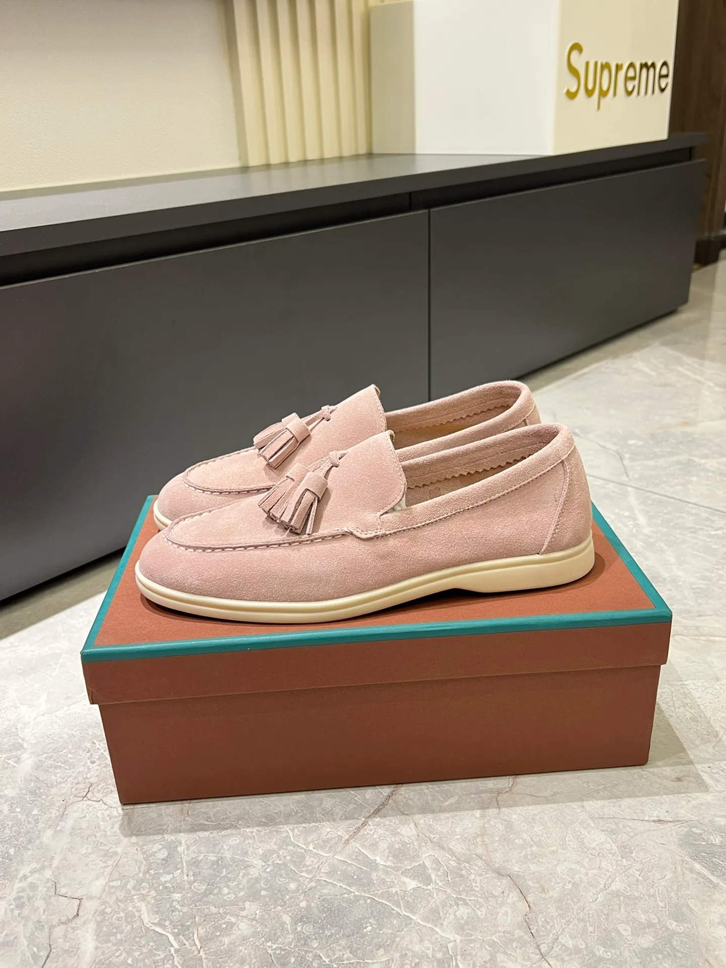 Men's shoes 💰p360 "Loro men's shoes 💰pian'*" Classic L men's shoes for couples 💰p Top version British flat loafers, a must-have item in old money style, the minimalist design is eye-catching and durable, a plus point for dressing The soft foot feel and texture are outstanding. They don’t scratch your feet and are very nice. They are matched with soft and waxy soles. They can be worn daily for a long time without getting tired. They are easy to wear, versatile and classic items, with perfect foot feel and texture! Imported cashmere fabric, the lining is made of imported A-grade water-dyed cow lining, the top version of the genuine leather midsole is sewn with pure handmade mark thread! Size: Female 35-40 (34. Customized) Male 38-44 (45.46. Customized)